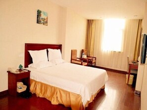 Standard Room, 1 King Bed | In-room safe, free wired Internet
