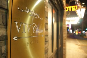 Front of property - evening/night - VIV Classic Hotel (Seoul)
