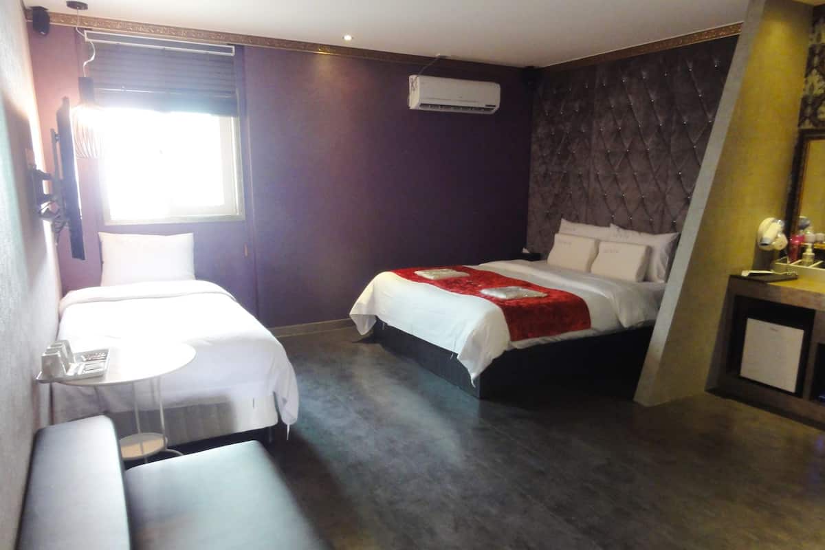 Deluxe Twin Room | Frette Italian sheets, down comforters, minibar, WiFi (free)