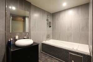 Deluxe Double Room | Bathroom | Free toiletries, hair dryer, bathrobes, slippers - VIV Classic Hotel (Seoul)