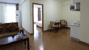 Suite | In-room safe, blackout drapes, iron/ironing board, WiFi (free) - Greentree Inn Weihai Shichang (Weihai)
