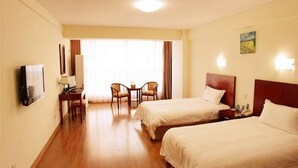 In-room safe, blackout drapes, iron/ironing board, WiFi (free) - Greentree Inn Weihai Shichang (Weihai)