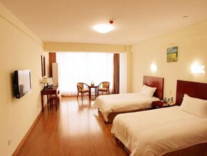 In-room safe, blackout drapes, iron/ironing board, free WiFi - Greentree Inn Weihai Shichang (Weihai)