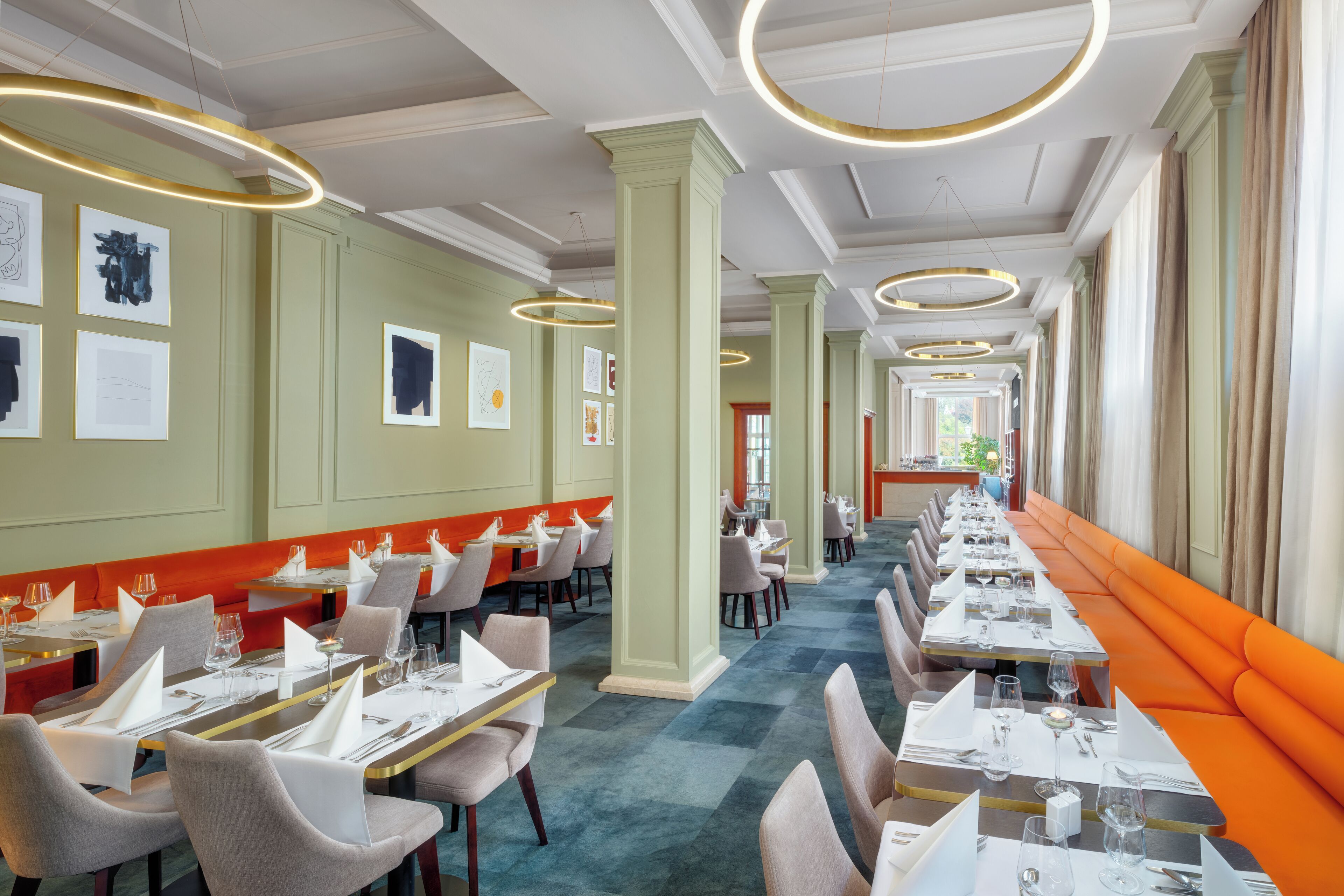 2 restaurants, breakfast served