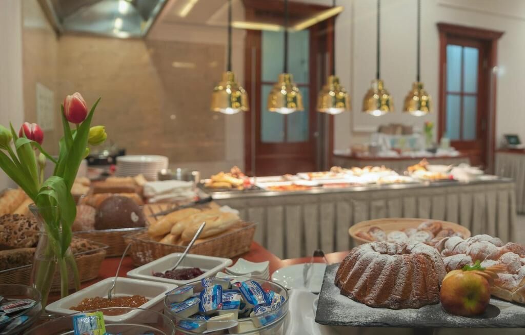 2 restaurants, breakfast served