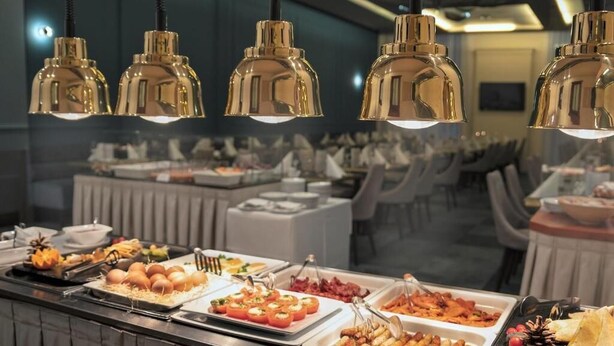 2 restaurants; ze serveren er ontbijt, lunch en diner 