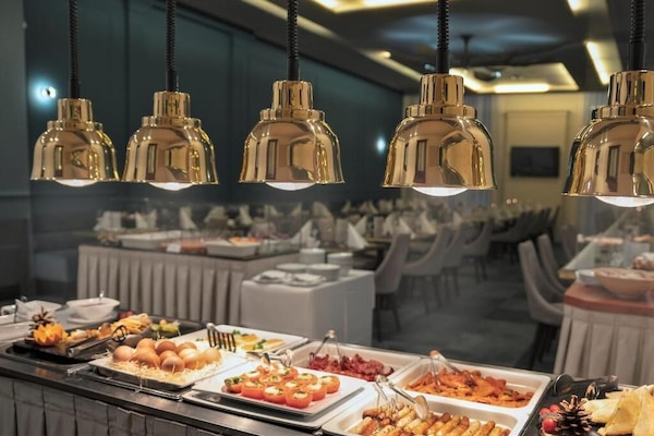 2 restaurants, breakfast served