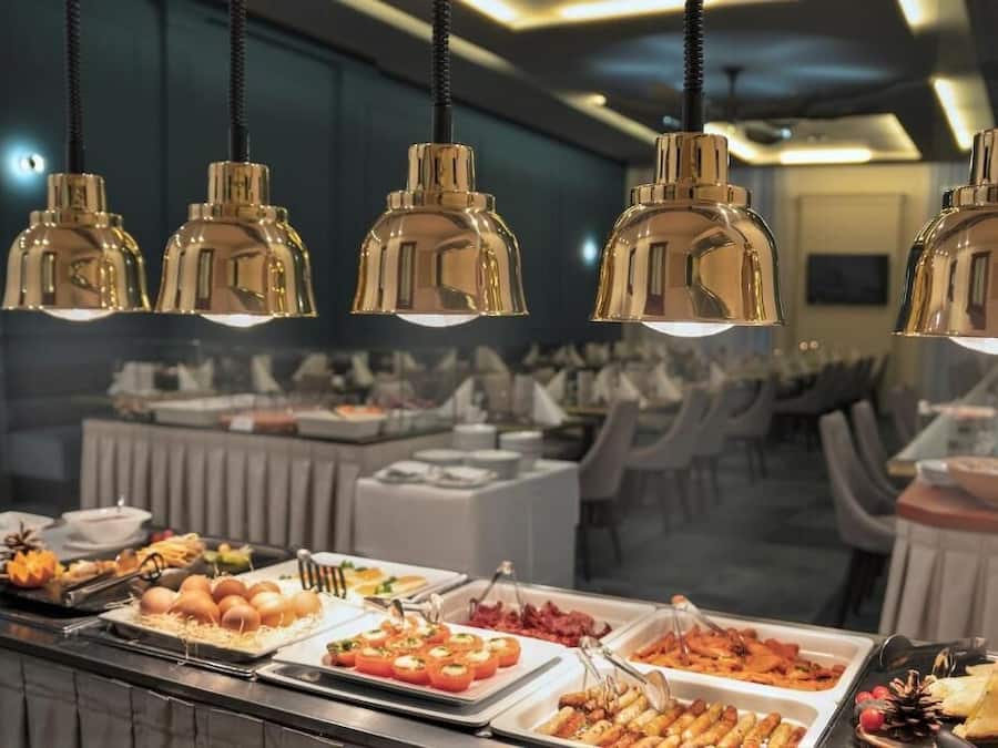 2 restaurants, breakfast served