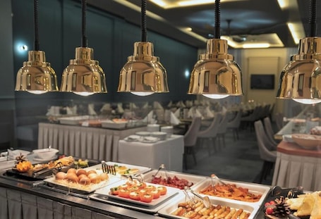 2 restaurantes, se sirve desayuno . Spa & Wellness Hotel Olympia