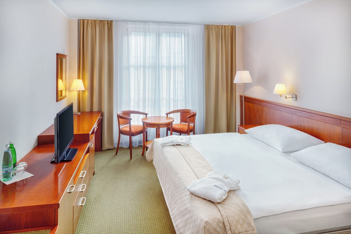 Een minibar, een kluis op de kamer, een bureau, verduisterende gordijnen