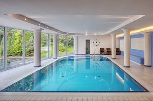 室内游泳池，日光浴躺椅