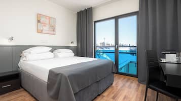 Tabla de planchar con plancha, wifi gratis y ropa de cama