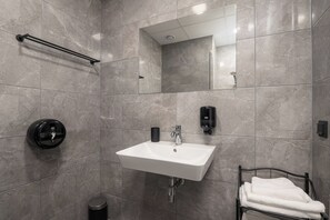 Kostenlose Toilettenartikel, Handtücher, Seife, Toilettenpapier