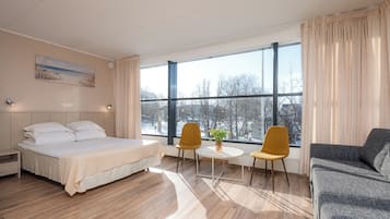 Neljän hengen comfort-huone, kylpyamme | 1 makuuhuone, silitysrauta/-lauta, ilmainen Wi-Fi, vuodevaatteet
