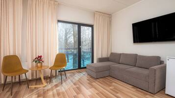 Suite Deluxe, sauna | Tabla de planchar con plancha, wifi gratis y ropa de cama