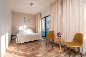Suite Deluxe, sauna | Tabla de planchar con plancha, wifi gratis y ropa de cama 