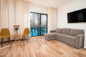 Tabla de planchar con plancha, wifi gratis y ropa de cama