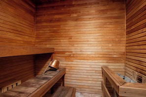 Deluxe-Suite, Sauna | Badezimmer | Kostenlose Toilettenartikel, Handtücher, Seife, Toilettenpapier