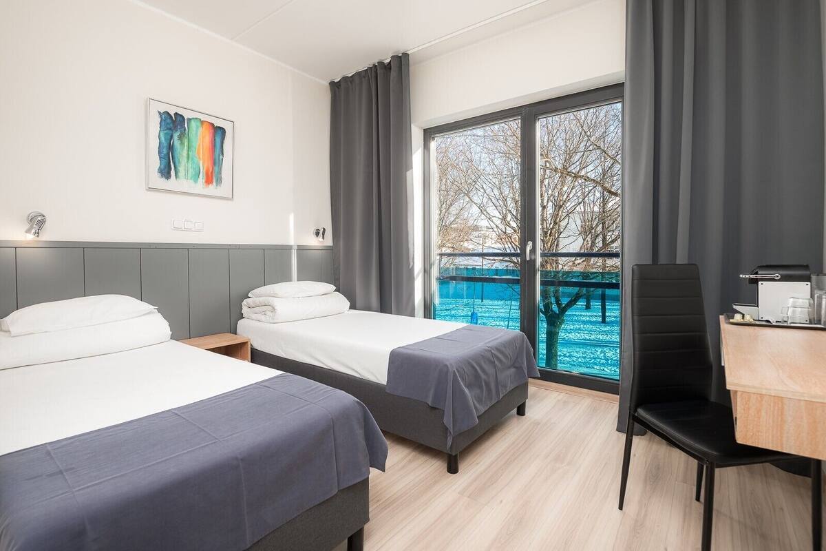 Tabla de planchar con plancha, wifi gratis y ropa de cama