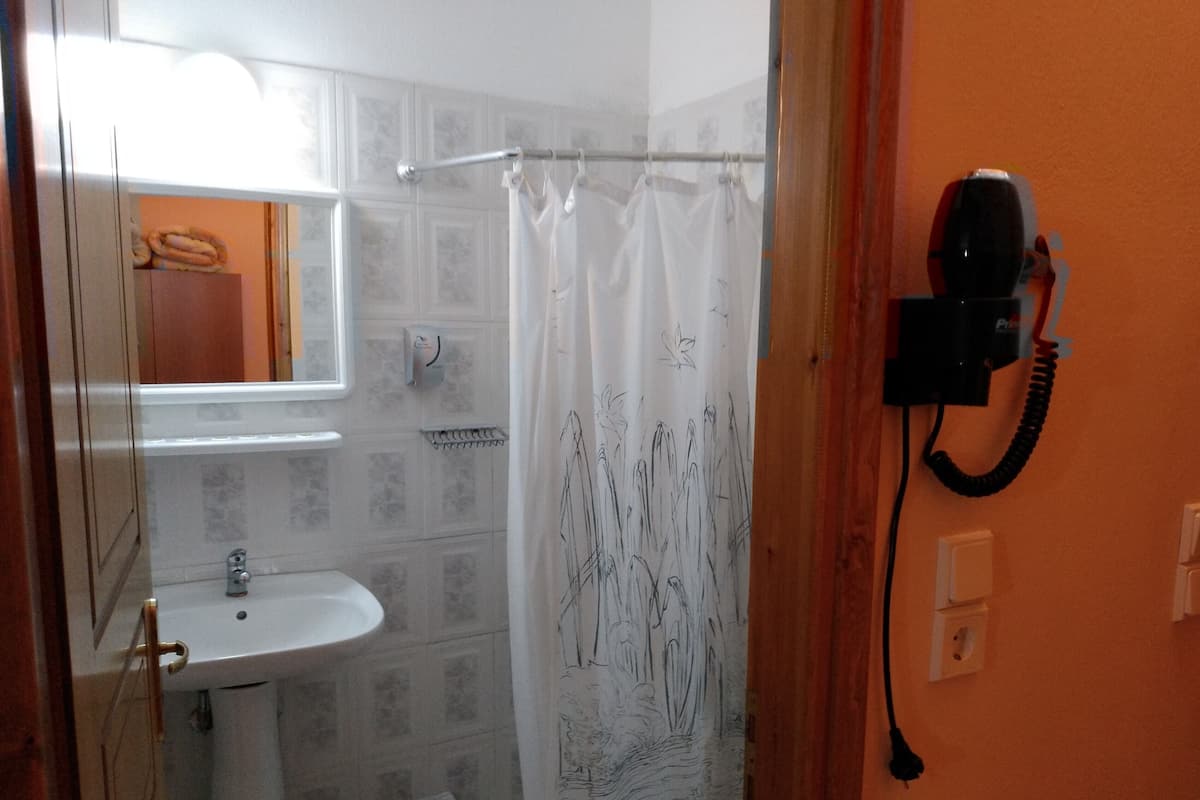 Een douche, een regendouche, handdoeken