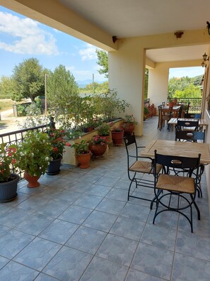 Desayuno completo diario (EUR 6 por persona)