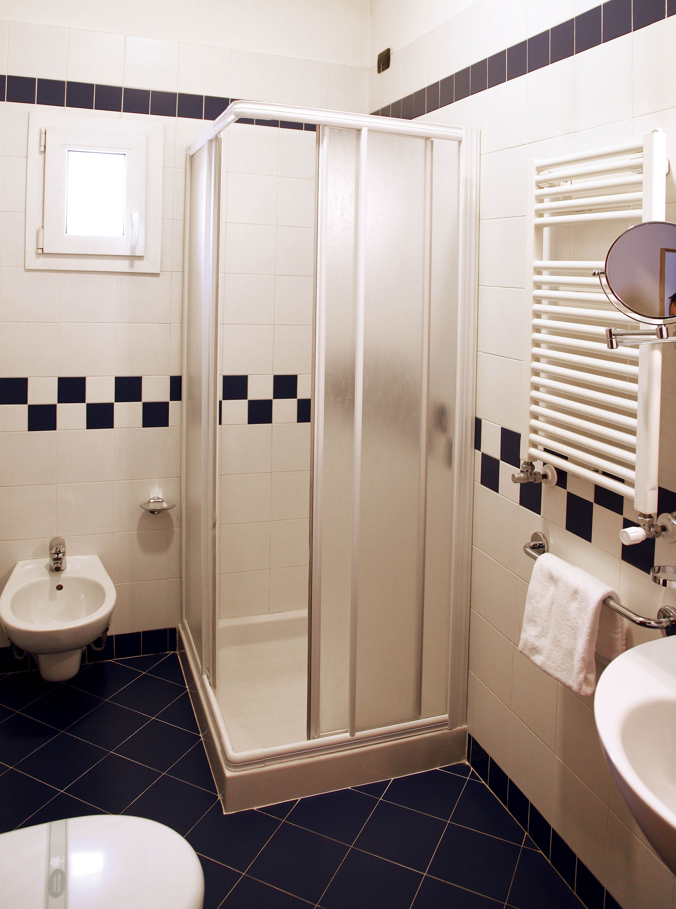Une salle de bain équipée d’une douche, d’un bidet et d’un lavabo.