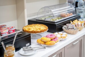 Se ofrece un desayuno bufé todos los días (por un coste adicional)