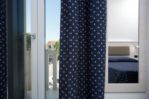 Habitación doble, balcón | Minibar, caja fuerte, escritorio y sistema de insonorización