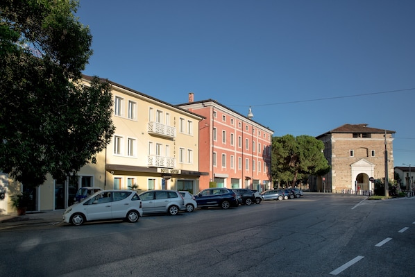 Vista frontal de la propiedad