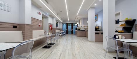 Petit déjeuner buffet (10.00 EUR par personne)