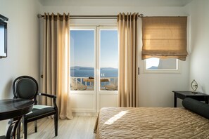 Executive Room, Hot Tub (Caldera View) | Frette Italian sheets, premium bedding, down comforters - Delfini Villas (Santorini)
