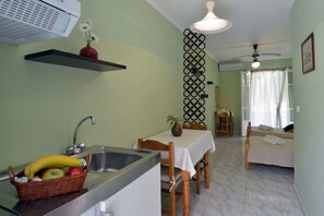 Studio | Blackout drapes, travel crib, free WiFi, bed sheets - Damaskis Studios a Small Complex in Kassiopi (Corfu)