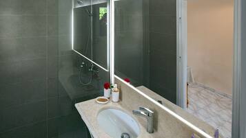 Monolocale | Bagno | Combinazione doccia/vasca, asciugacapelli, bidet, asciugamani