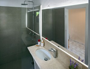 Studiolejlighed | Badeværelse | Kombination af bruser/badekar, hårtørrer, bidet, håndklæder