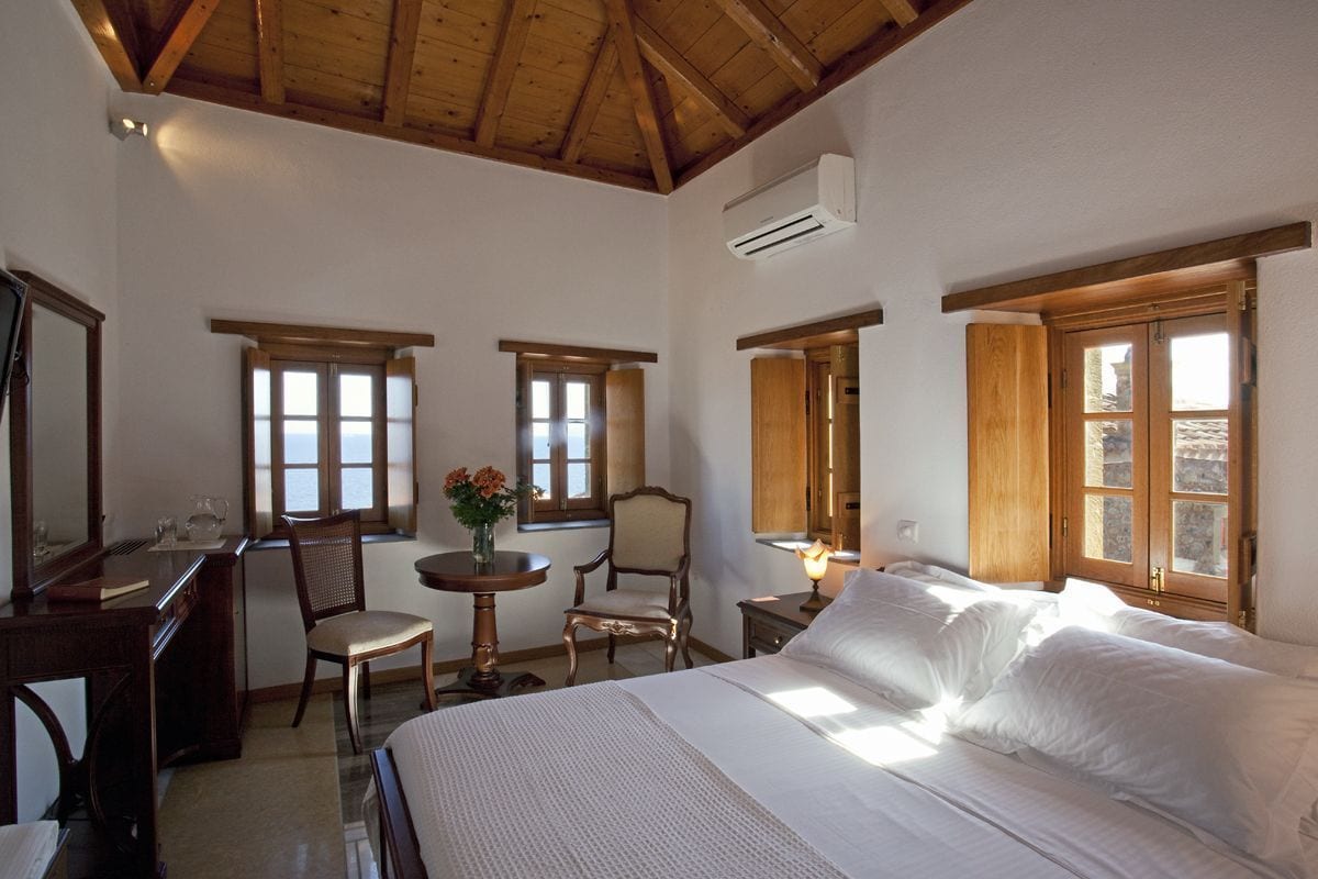 Deluxe tweepersoonskamer, uitzicht op zee | Lakens van Egyptisch katoen, pillowtop-bedden, een minibar, een bureau