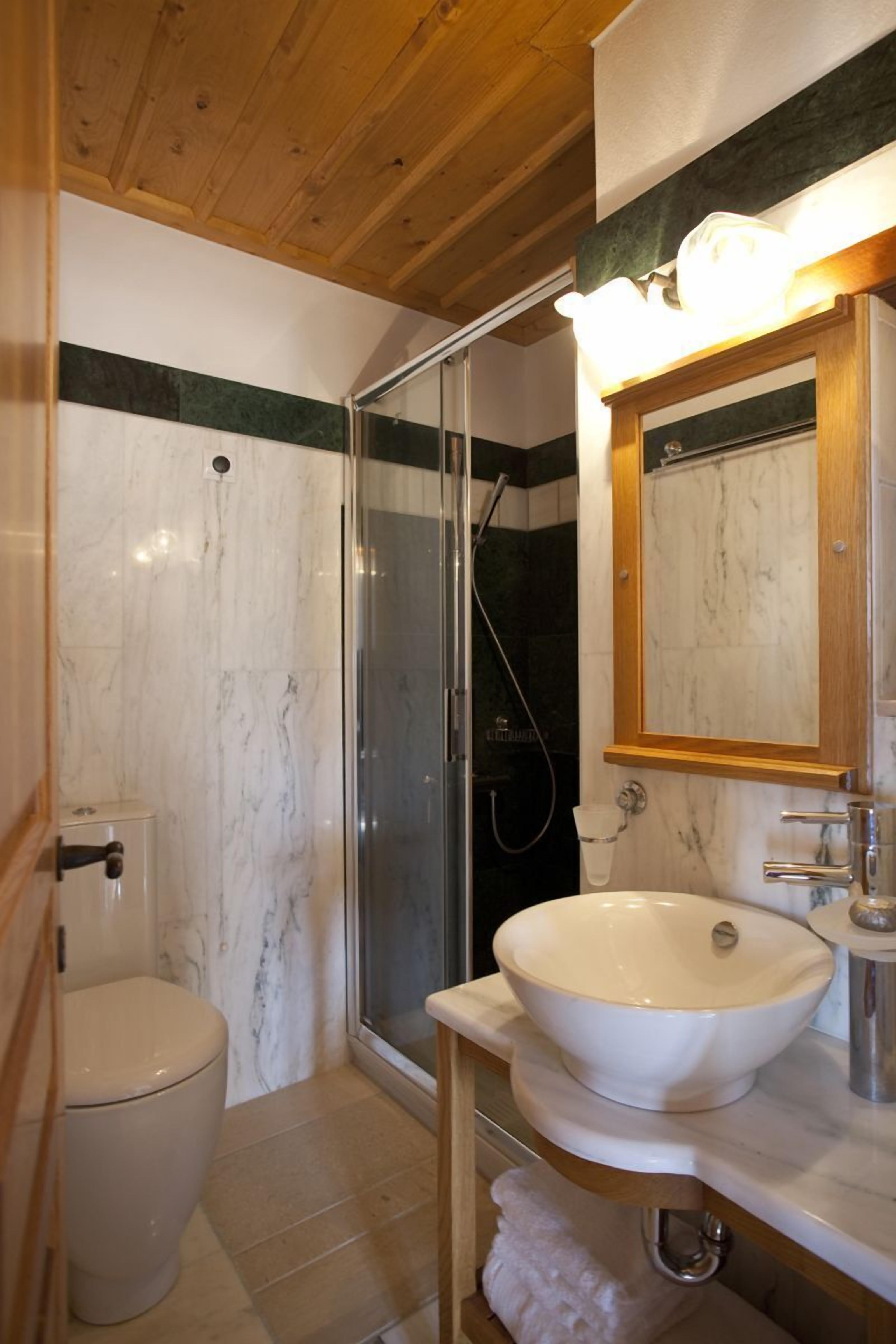 deluxe double room, sea view | bathroom | shower, designer toiletries, hair dryer, slippers