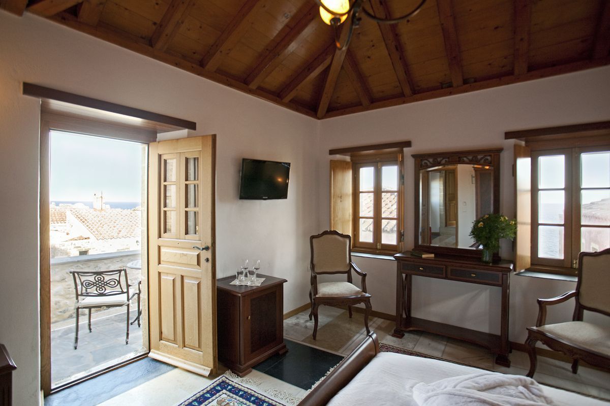 family room | egyptian cotton sheets, pillow-top beds, minibar, desk