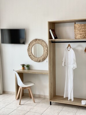 Premium bedding, in-room safe, individually decorated - Lithies Hotel (Zakynthos)