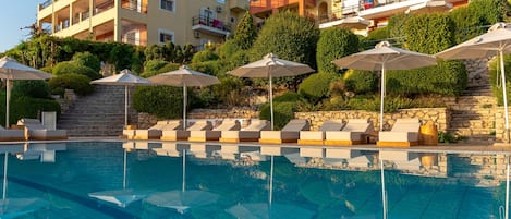 2 piscines extérieures, parasols de plage, chaises longues