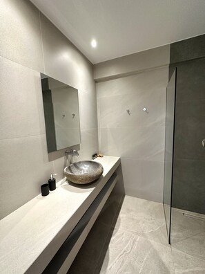 Shower, free toiletries, hair dryer, slippers - Lithies Hotel (Zakynthos)