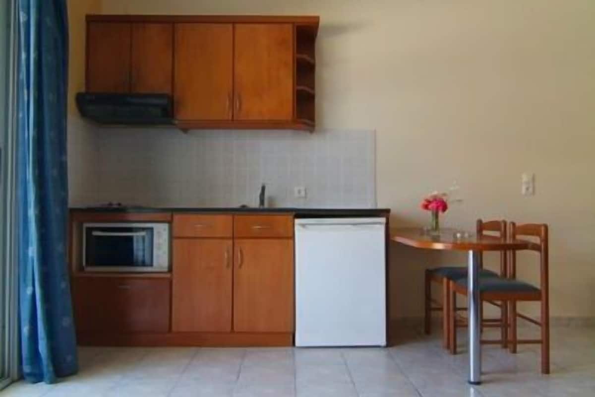 Appartement, 2 slaapkamers | Privékeuken | Een koelkast, een kinderstoel