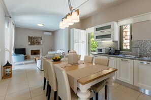 Villa, 3 Bedrooms, Private Pool, Sea View | Dining room