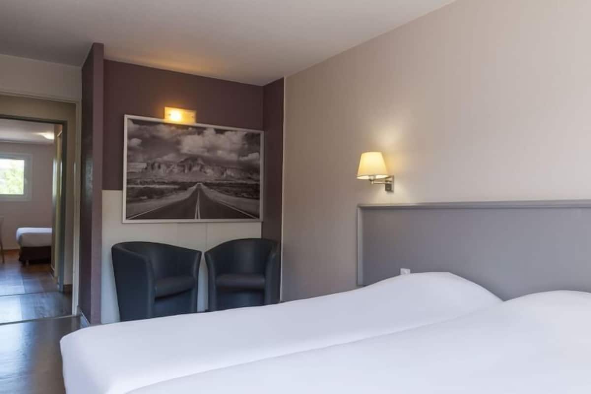 Family Room | Desk, soundproofing, free cribs/infant beds, free WiFi