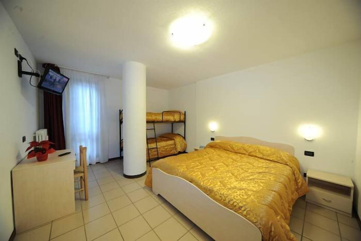 Triple Room | Desk, cots/infant beds, free WiFi, wheelchair access
