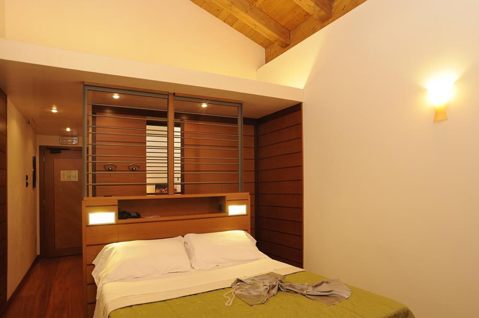 1 bedroom, select comfort beds, minibar, in-room safe