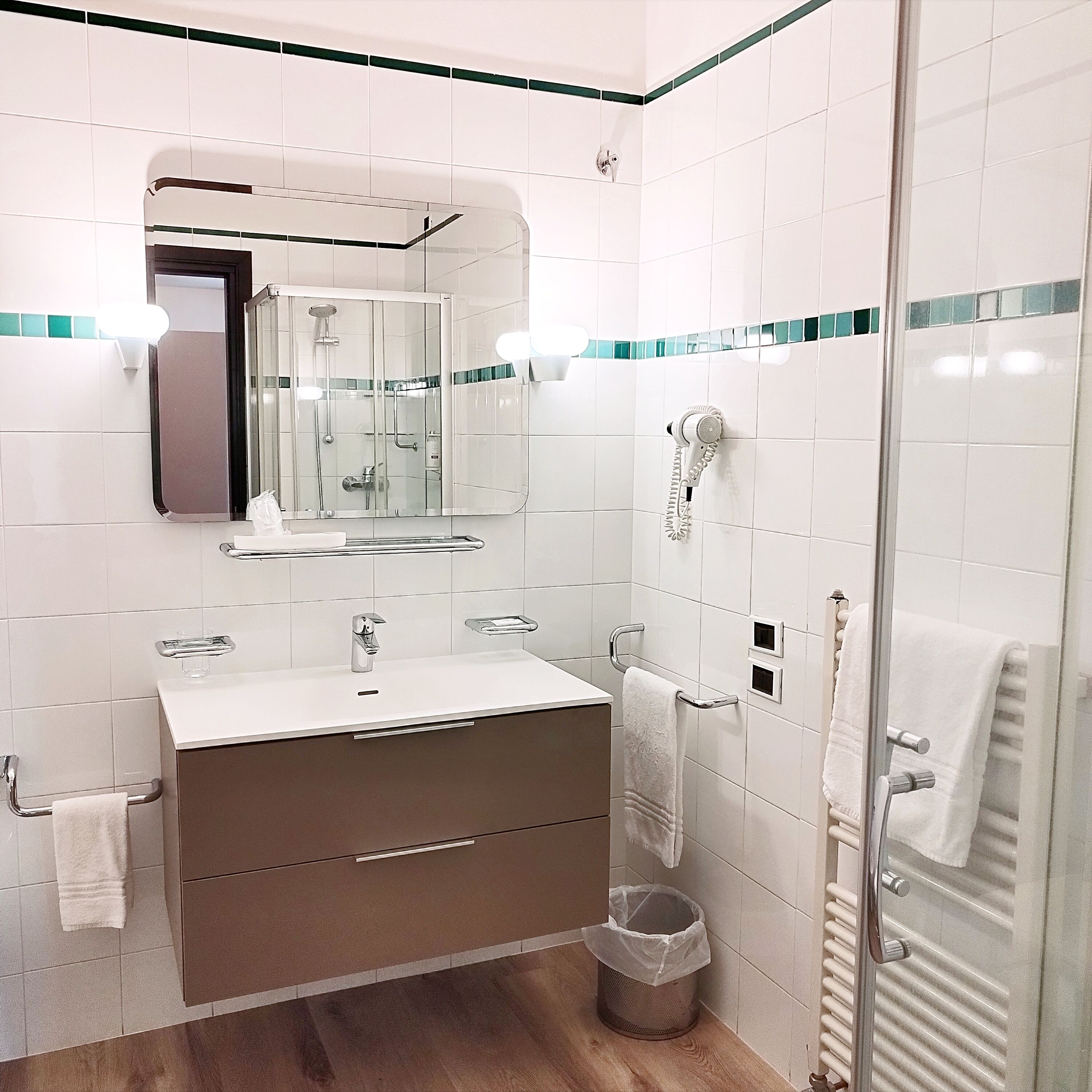 separate bathtub and shower, rainfall showerhead, free toiletries