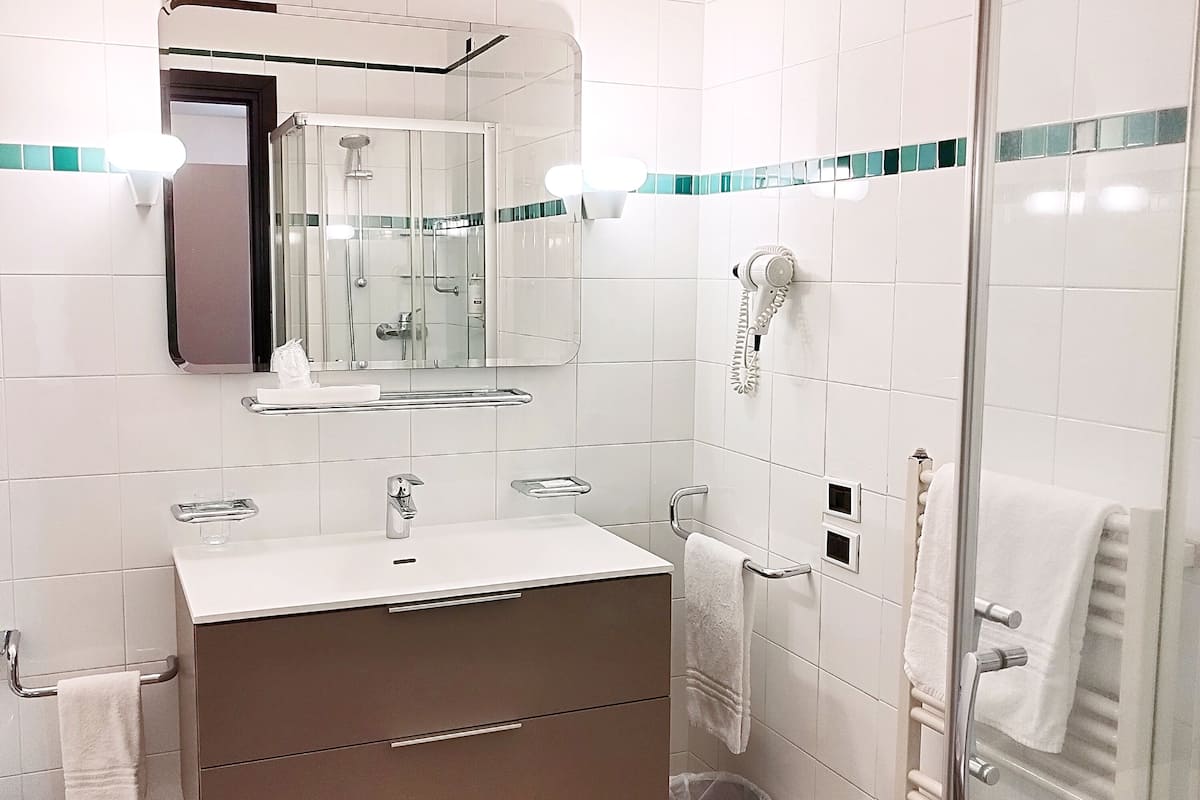 separate bathtub and shower, rainfall showerhead, free toiletries