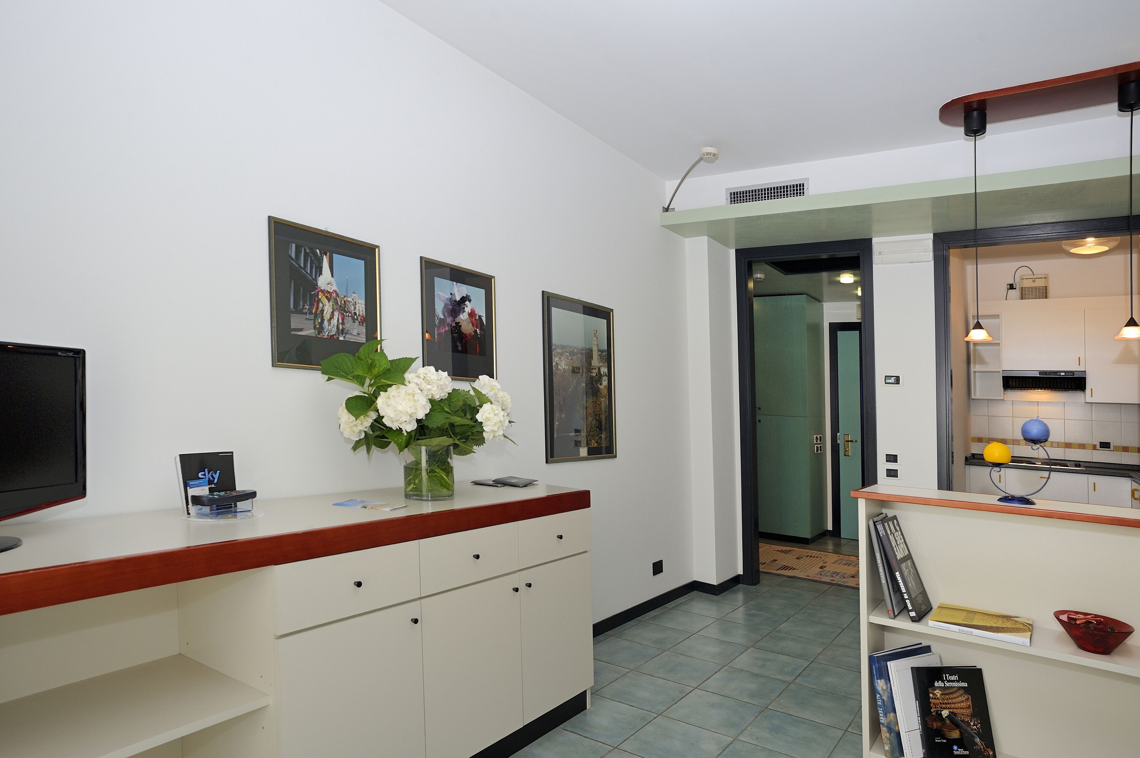 fridge, cookware/dishes/utensils