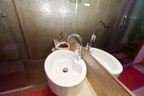 Shower, rainfall showerhead, free toiletries, hair dryer - Ecolodge Coppola Guesthouse (Rome)