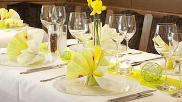 Breakfast, lunch, dinner served; local cuisine, alfresco dining